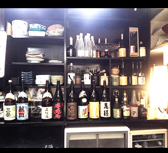 立川駅南口の板前割烹あたかの並ぶ名酒たち
